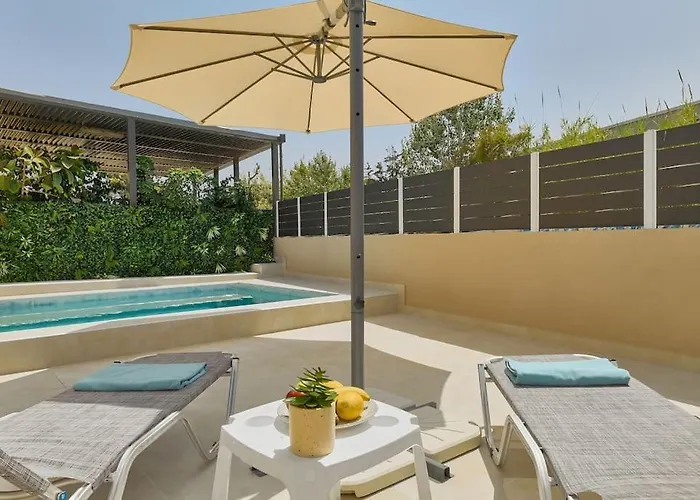 Apartment Beachside Apartment-pool-parking *